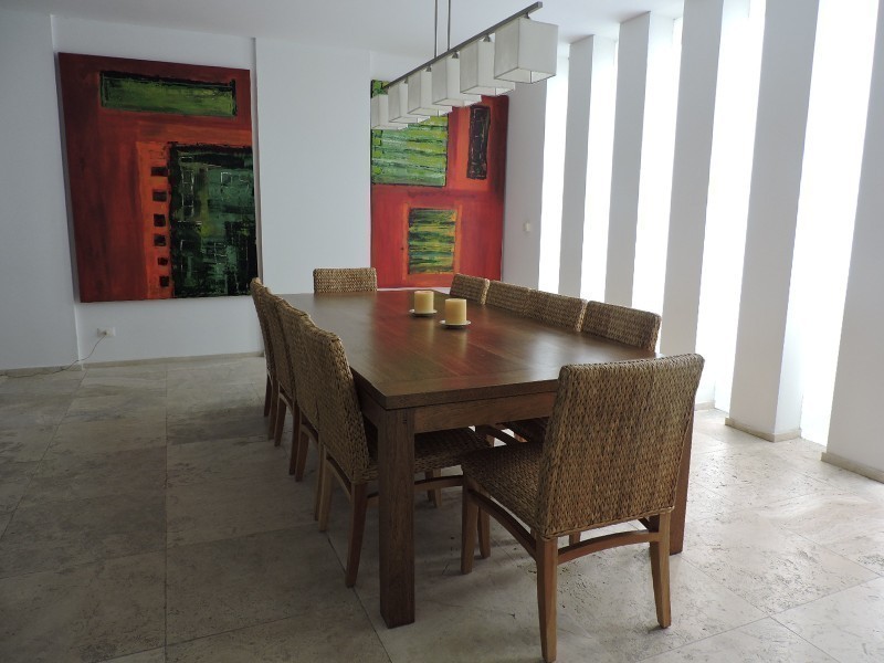 Departamento de 4 dormitorios y dependencia frente a la desembocadura